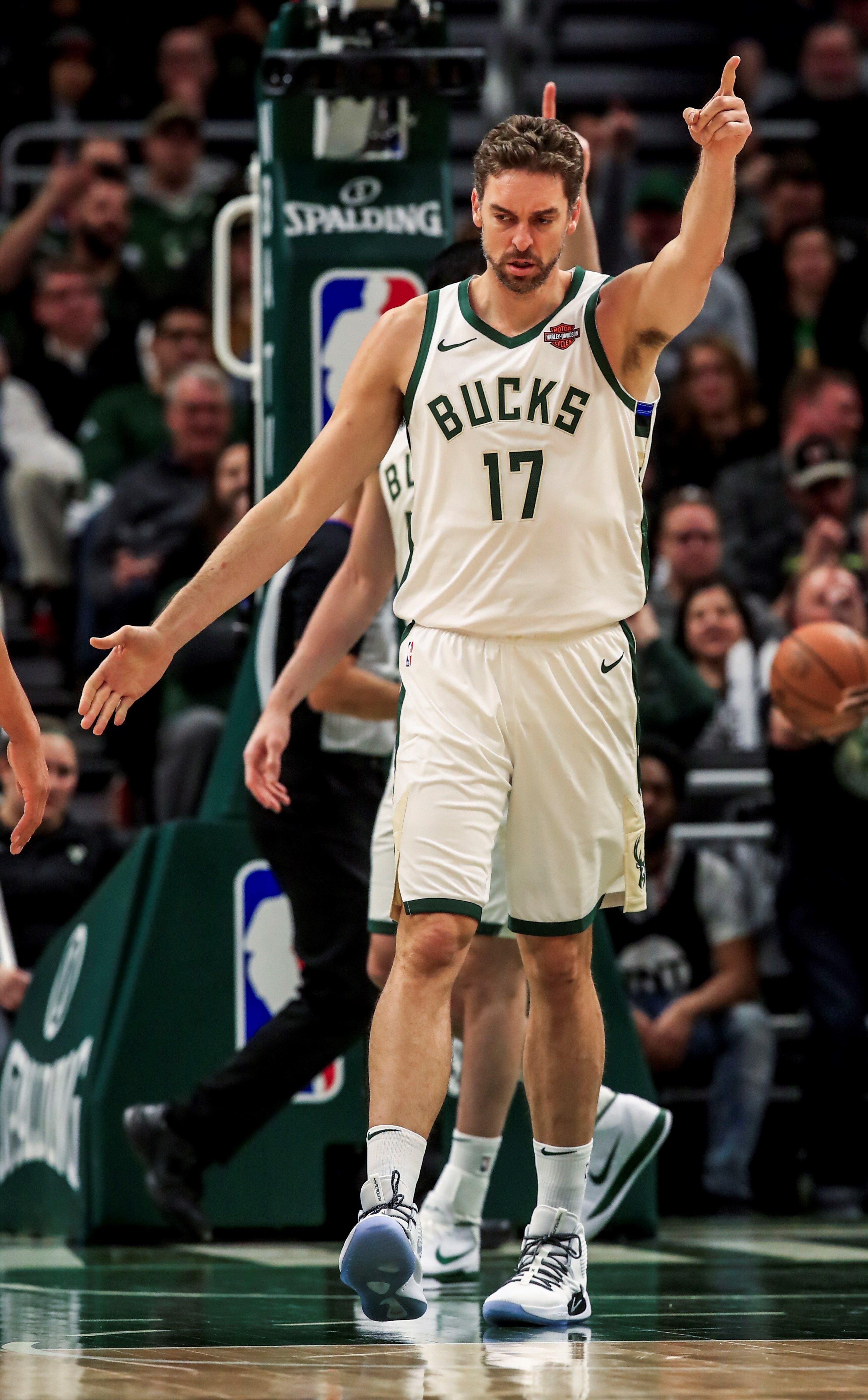 Pau Gasol suma su primera victoria con los Bucks en una exhibición de Antetokounmpo Pau Gasol suma su primera victoria con los Bucks en una exhibición de Antetokounmpo