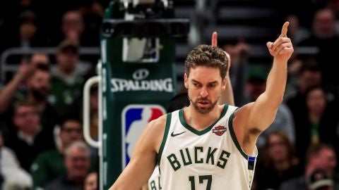 Pau Gasol celebra una acci&oacute;n ante Indiana Pacers