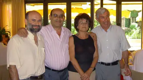 Los profesores de Filosofía Félix Arias, Eduardo Vaquero, Ana Llinares y Francisco Gelardo, en el acto de jubilación de Vaquero en el año 2004. Los profesores de Filosofía Félix Arias, Eduardo Vaquero, Ana Llinares y Francisco Gelardo, en el acto de jubilación de Vaquero en el año 2004.