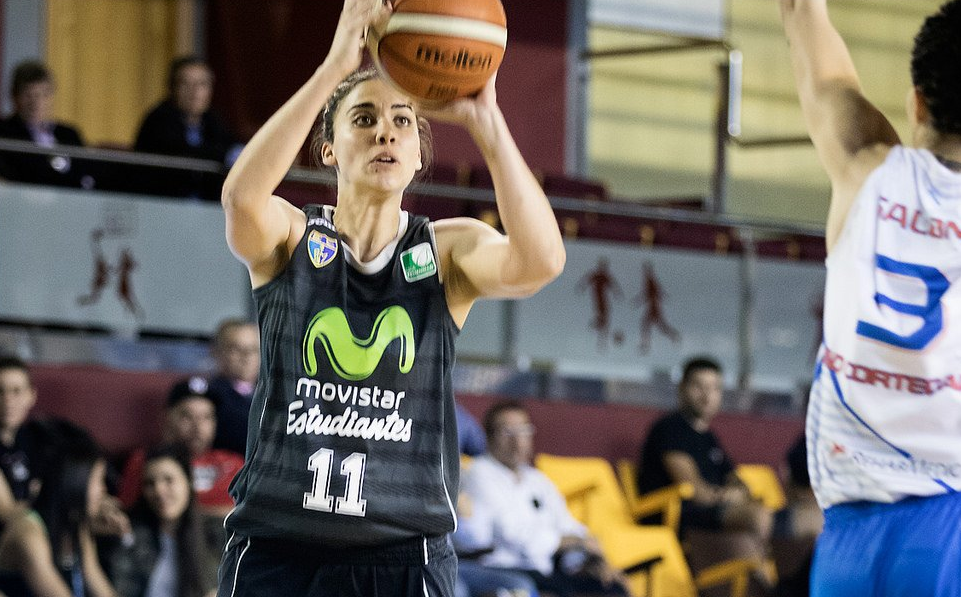 Irene San Román: "Casi todas las jugadoras tenemos que compaginar nuestro trabajo con jugar al baloncesto" Irene San Román: "Casi todas las jugadoras tenemos que compaginar nuestro trabajo con jugar al baloncesto"
