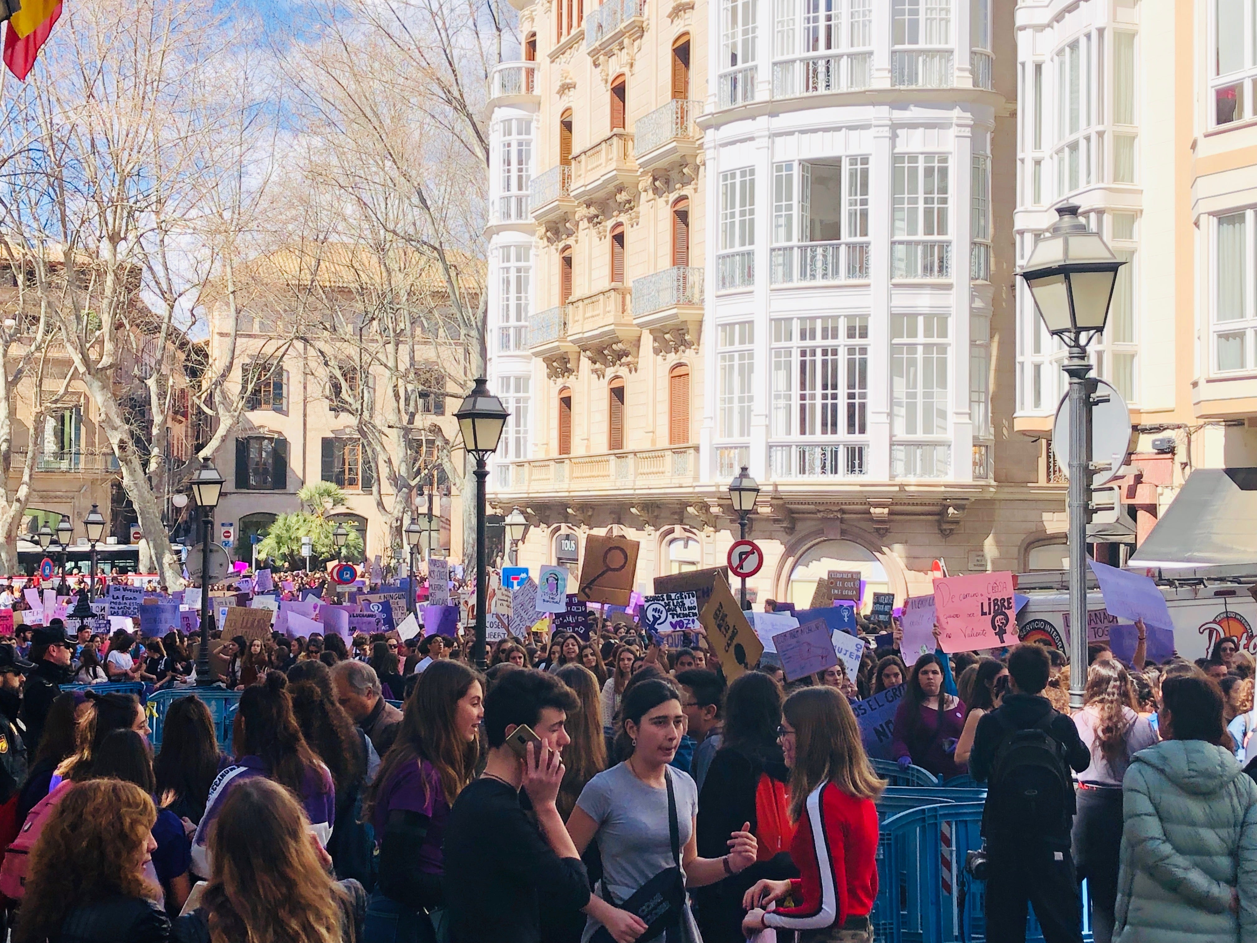 Miles de estudiantes se manifiestan en Palma contra la "violencia machista y la justicia patriarcal" Miles de estudiantes se manifiestan en Palma contra la "violencia machista y la justicia patriarcal"