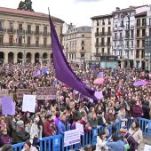 Miles de mujeres se concentran en Pamplona en apoyo a la huelga feminista por el Día Internacional de la Mujer