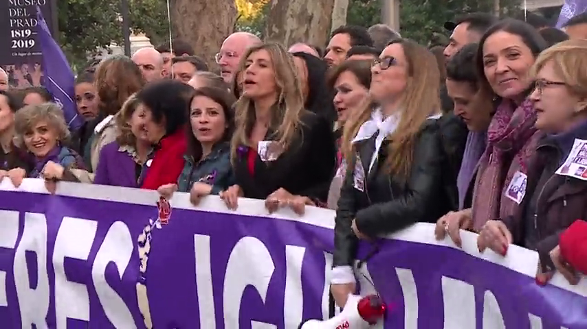 Begoña Gómez, mujer de Pedro Sánchez, junto a algunas ministras: "¿Dónde están? No se ven, las banderas del PP" Begoña Gómez, mujer de Pedro Sánchez, junto a algunas ministras: "¿Dónde están? No se ven, las banderas del PP"
