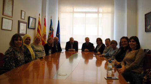 El consistori mant&eacute; reunions amb el col-lectiu de les dones i fa seguiment de la situaci&oacute;n que est&aacute;n patint. 