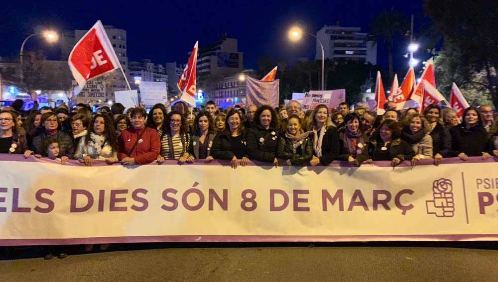La presidenta del Govern balear, la socialista Francina Armengol, ha declarado que la movilización "es necesaria" porque aún no se ha conseguido "la igualdad real entre hombres y mujeres".