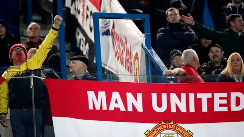 Aficionados del Manchester United en el Parque de los Príncipes de París Aficionados del Manchester United en el Parque de los Príncipes de París