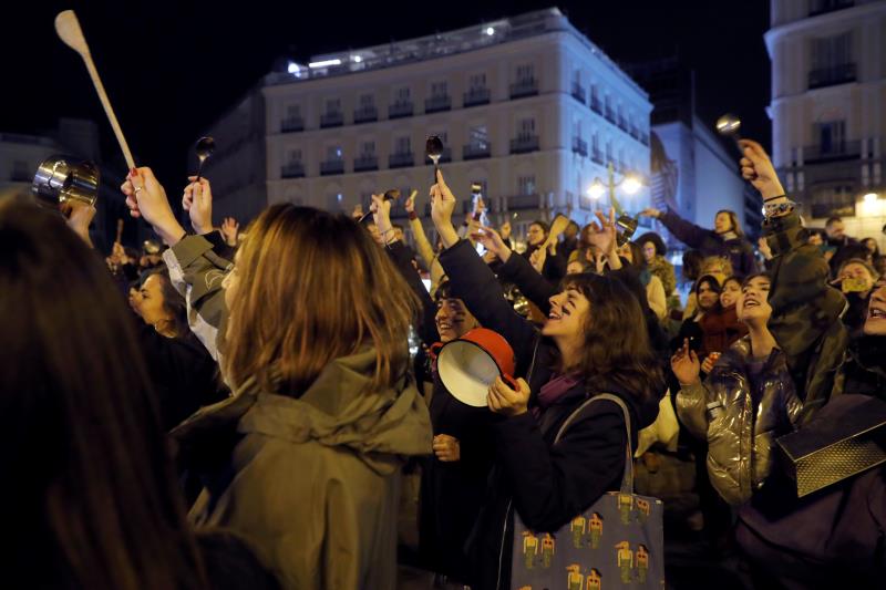 Caceroladas, cánticos y consignas feministas protagonizan el Día Internacional de la Mujer Caceroladas, cánticos y consignas feministas protagonizan el Día Internacional de la Mujer