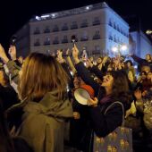 Caceroladas, cánticos y consignas feministas inician las reivindicaciones del 8M