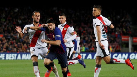 Su&aacute;rez intenta avanzar ante la defensa del Rayo Vallecano
