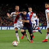 Suárez intenta avanzar ante la defensa del Rayo Vallecano