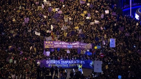 Vista general tomada desde la azotea del C&iacute;rculo de Bellas Artes de la marcha feminista