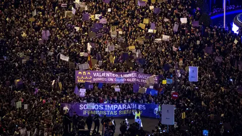 Vista general tomada desde la azotea del Círculo de Bellas Artes de la marcha feminista Vista general tomada desde la azotea del Círculo de Bellas Artes de la marcha feminista