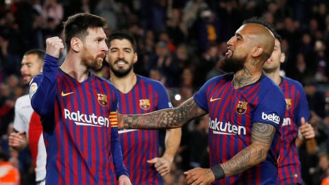 El Bar&ccedil;a celebra uno de sus goles contra el Rayo Vallecano