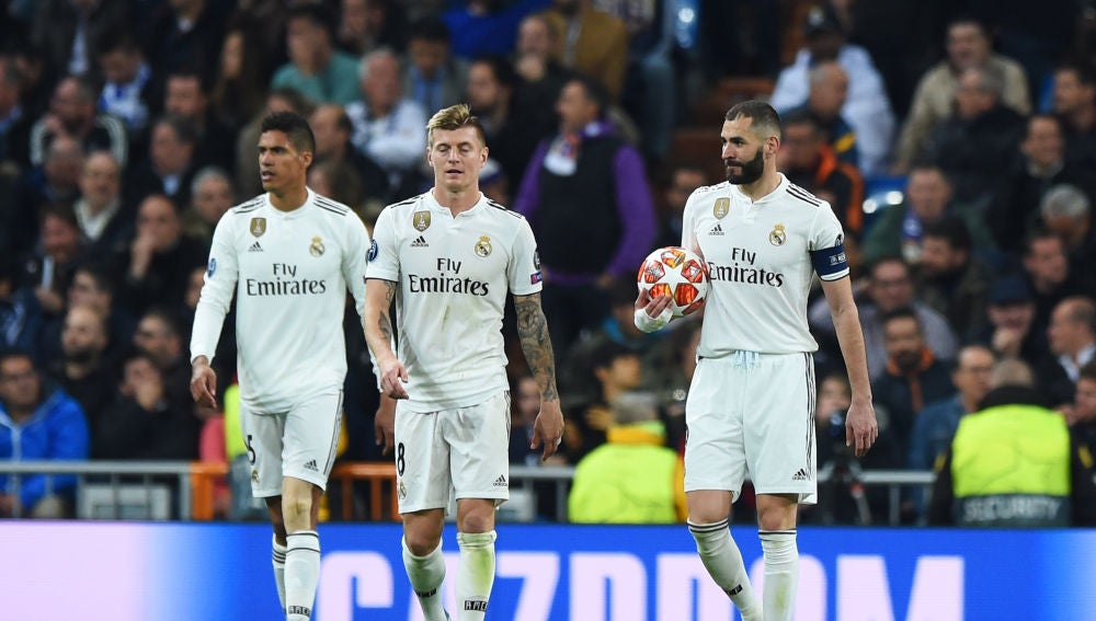 Los jugadores del Real Madrid, abatidos en el partido contra el Ajax