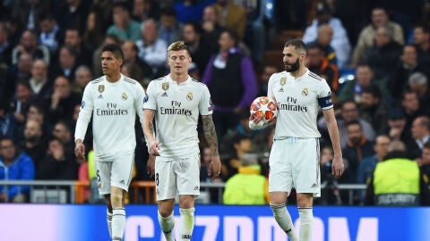 Los jugadores del Real Madrid, abatidos en el partido contra el Ajax