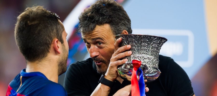 Luis Enrique bromea con Jordi Alba Luis Enrique bromea con Jordi Alba