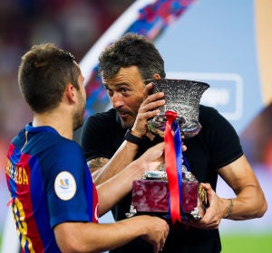Luis Enrique bromea con Jordi Alba Luis Enrique bromea con Jordi Alba