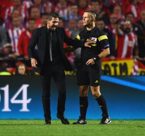 Simeone dialoga con Kuipers durante la final de la Champions de 2014 Simeone dialoga con Kuipers durante la final de la Champions de 2014