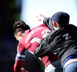 Momento de la agresión de un hooligan a Grealish, del Aston Villa Momento de la agresión de un hooligan a Grealish, del Aston Villa