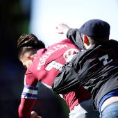 Momento de la agresión de un hooligan a Grealish, del Aston Villa