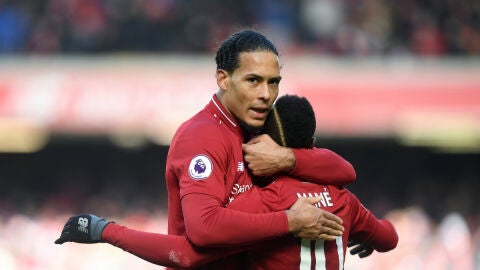 Mane celebra un gol con Van Dijk