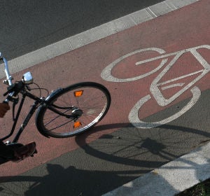 Una bicicleta circula por el carril bici Una bicicleta circula por el carril bici