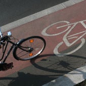 Una bicicleta circula por el carril bici