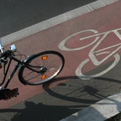 Una bicicleta circula por el carril bici Una bicicleta circula por el carril bici