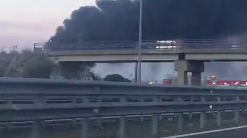 Arde un almac&eacute;n de pl&aacute;sticos en el pol&iacute;gono de Tras Aguas de Alcorc&oacute;n