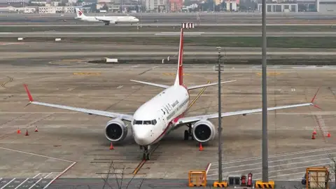Noticias 2 Antena 3 (12-03-19) La Unión Europea suspende los vuelos del Boeing 737 MAX 8 y 9 en todo su espacio aéreo Noticias 2 Antena 3 (12-03-19) La Unión Europea suspende los vuelos del Boeing 737 MAX 8 y 9 en todo su espacio aéreo