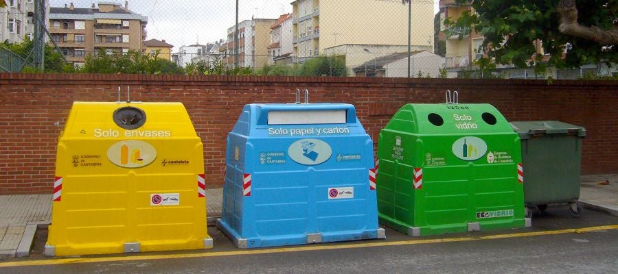 Contenedores de residuos urbanos: envases, papel y cartón y vidrio. Contenedores de residuos urbanos: envases, papel y cartón y vidrio.