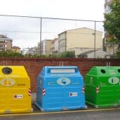 Contenedores de residuos urbanos: envases, papel y cartón y vidrio.