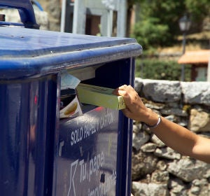 El papel y cartón para reciclar debe estar limpio de restos orgánicos El papel y cartón para reciclar debe estar limpio de restos orgánicos