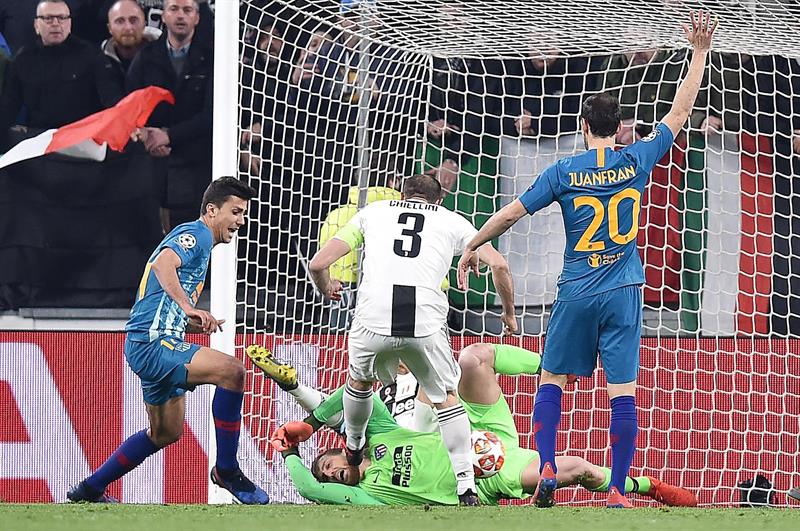 Juanfran: "Estamos tristes por la derrota y es un momento para estar todos unidos" Juanfran: "Estamos tristes por la derrota y es un momento para estar todos unidos"