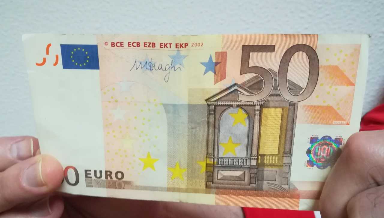 Alcaldesa de Villarramiel: "No sabemos quién está repartiendo los billetes" Alcaldesa de Villarramiel: "No sabemos quién está repartiendo los billetes"