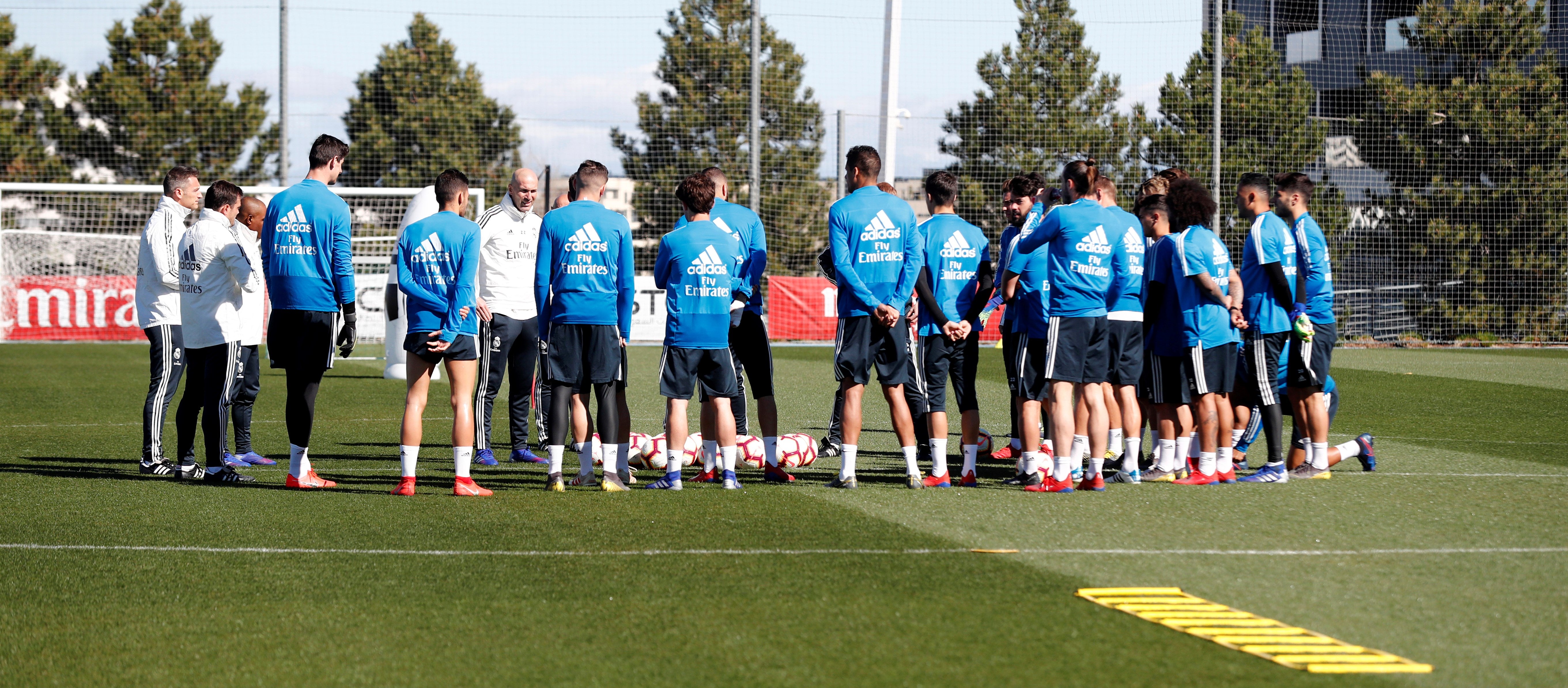 Zidane reúne a los jugadores y dirige su primer entrenamiento tras su vuelta al Real Madrid Zidane reúne a los jugadores y dirige su primer entrenamiento tras su vuelta al Real Madrid