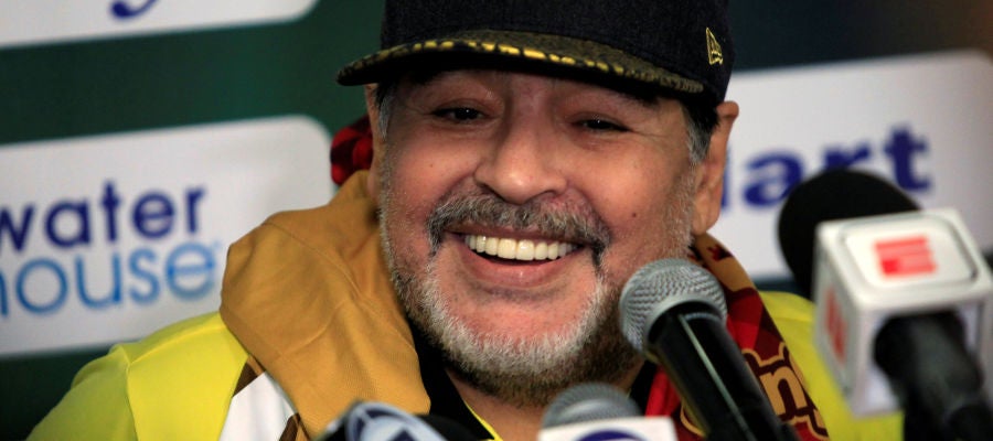 Maradona sonríe en una rueda de prensa Maradona sonríe en una rueda de prensa