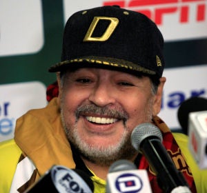 Maradona sonríe en una rueda de prensa Maradona sonríe en una rueda de prensa