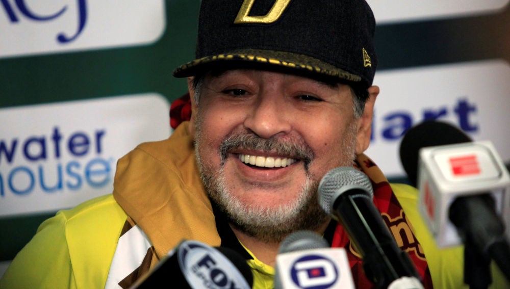 Maradona sonríe en una rueda de prensa