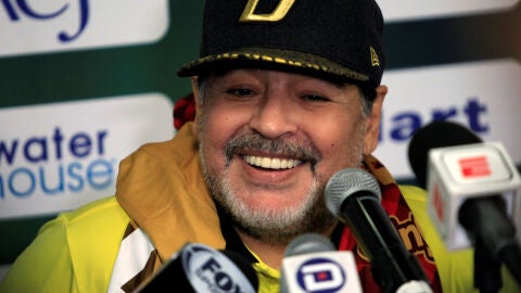 Maradona sonr&iacute;e en una rueda de prensa