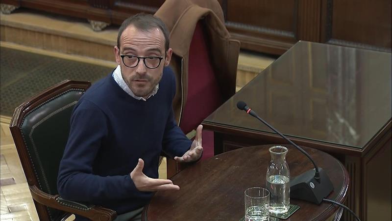 El fiscal acusa de mentir al responsable de difusión de la Generalitat y pide investigarle por falso testimonio El fiscal acusa de mentir al responsable de difusión de la Generalitat y pide investigarle por falso testimonio