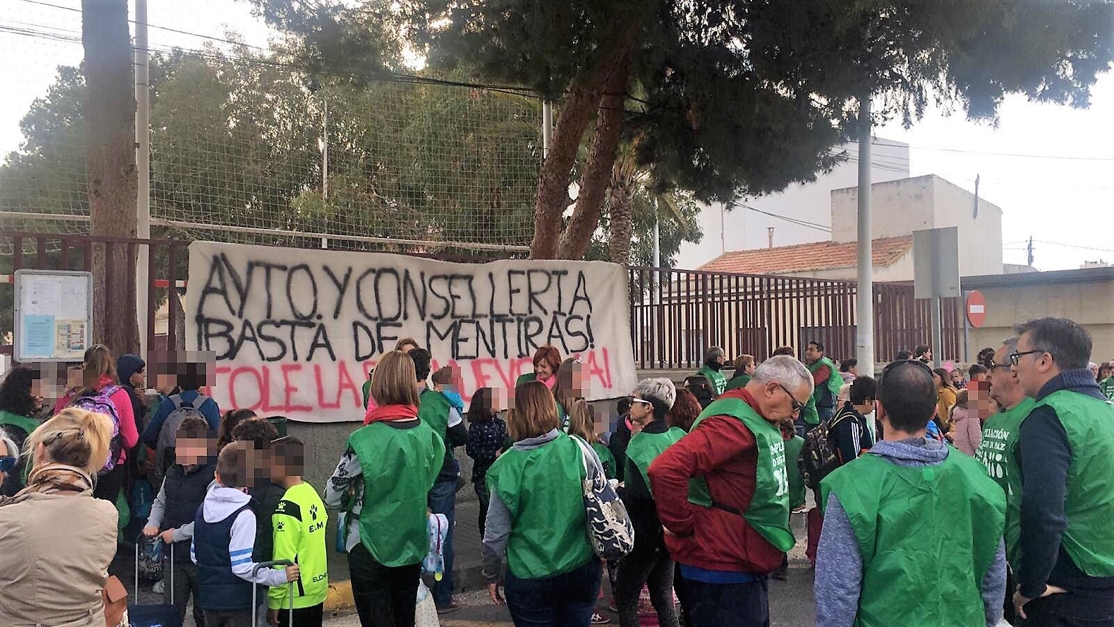 Los padres y madres de alumnos del colegio La Paz de Torrellano continúan movilizándose y prepararan una cacerolada Los padres y madres de alumnos del colegio La Paz de Torrellano continúan movilizándose y prepararan una cacerolada