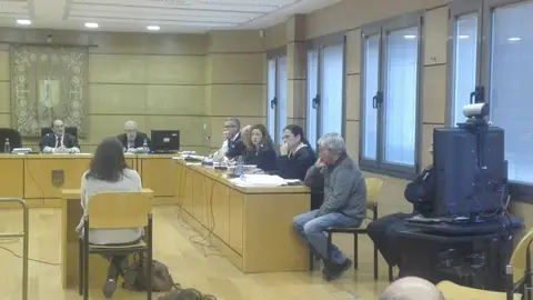 El acusado ha escuchado la declaración de su cuñada El acusado ha escuchado la declaración de su cuñada