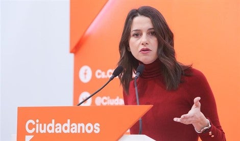 Arrimadas afirma que Sánchez se arrodilla ante quienes "violan derechos" Arrimadas afirma que Sánchez se arrodilla ante quienes "violan derechos"