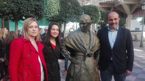 Arrimadas, junto a Picazo, Fern&aacute;ndez-Bravo y la estatua de Dulcinea