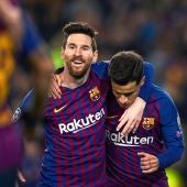 Leo Messi y Coutinho celebran un gol ante el Lyon