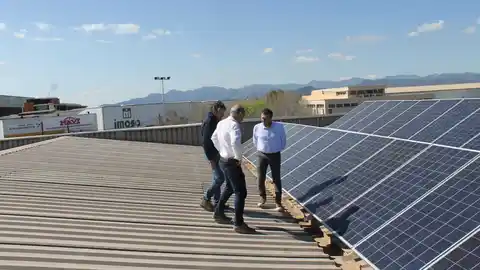 Els regidor de Serveis Públics, Paco Valverde i de Medi Ambient, José Pasqual Sancho visiten la instal-lació de les plaques. L´Ajuntament ha invertit 18.000 euros que amortitzarà en huit anys aproximadament.