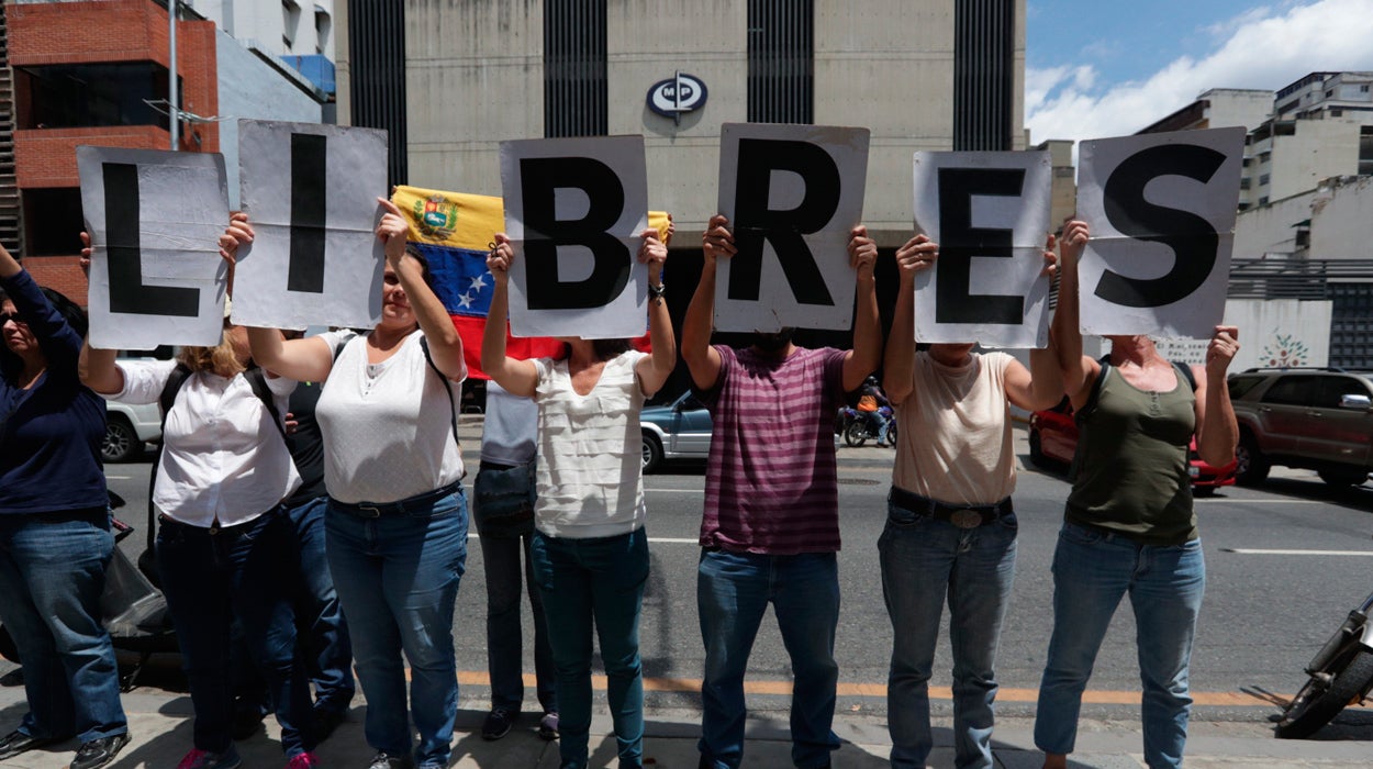 Liberan con medidas cautelares al periodista Luis Carlos Díaz detenido en Caracas Liberan con medidas cautelares al periodista Luis Carlos Díaz detenido en Caracas