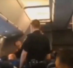 Un avión aterriza de emergencia porque una pasajera no dejaba de cantar 'I will always love you' Un avión aterriza de emergencia porque una pasajera no dejaba de cantar 'I will always love you'