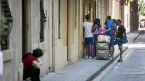 Turistas entrando en un piso de alquiler vacacional 